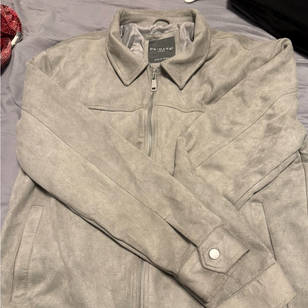 Men’s Sport Jacket. Pockets in front and one in the interior of the jacket.